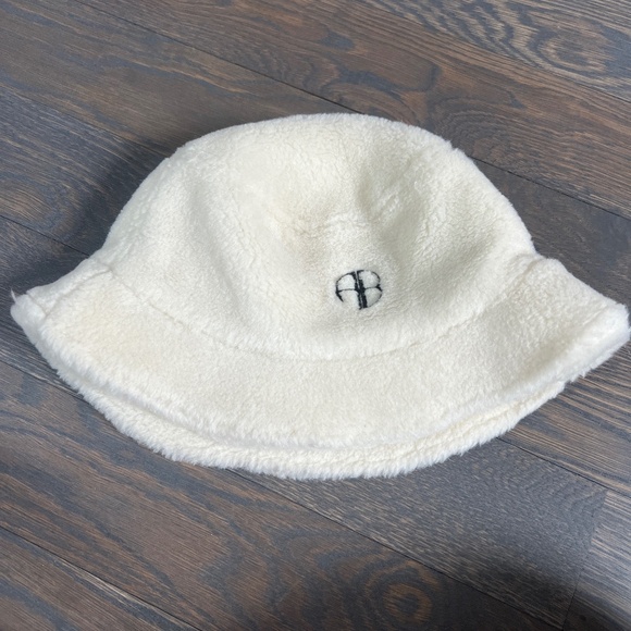 Annie Bing -White Fuzzy Bucket Hat with Embroidered Logo – Super Soft - Picture 1 of 2